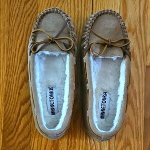 NWOT Minnetonka Brown Suede Moccasins with White Lining Size 7